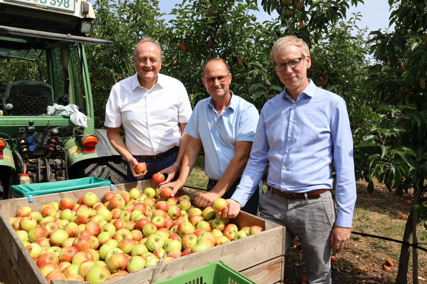 LBV-Prsident Joachim Rukwied und LBV-Hauptgeschftsfhrer Marco Eberle zogen auf dem Obstbaubetrieb von Landwirt Andreas Beck (M.) Bilanz zur diesjhrigen Ernte.