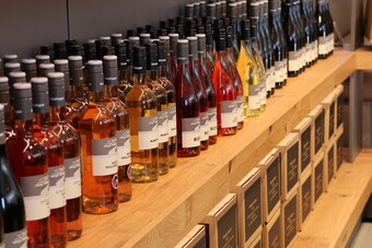Kinzinger ist berzeugt: Wer alle Schritte selbst begleitet, geht anders mit seinem Produkt um. Das gilt in seinem Fall fr den Wein ebenso wie fr Kartoffeln und Zwiebeln. Ich bin stolz auf jede Flasche Wein und auf jede abgepackte Kartoffel mit unserem Etikett. Das ist Typ-Sache und muss jeder Betriebsleiter fr sich entscheiden, aber fr mich fhlt es sich ganz anders an, wenn ich mein Getreide beim Landhandel ablade.