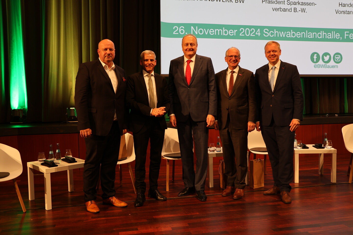 Prsident Joachim Rukwied bedankte sich bei den Teilnehmern der Podiumsdiskussion: Jrgen Mder, Vorstand der EDEKA Sdwest, Dr. Patrick Rapp, Staatssekretr im Ministerium fr Wirtschaft, Arbeit und Tourismus Baden-Wrttemberg, Rainer Reichhold, Prsident des Baden-Wrttembergischen Handwerkstages und Dr. Matthias Neth, Prsident des Sparkassenverbandes Baden-Wrttemberg