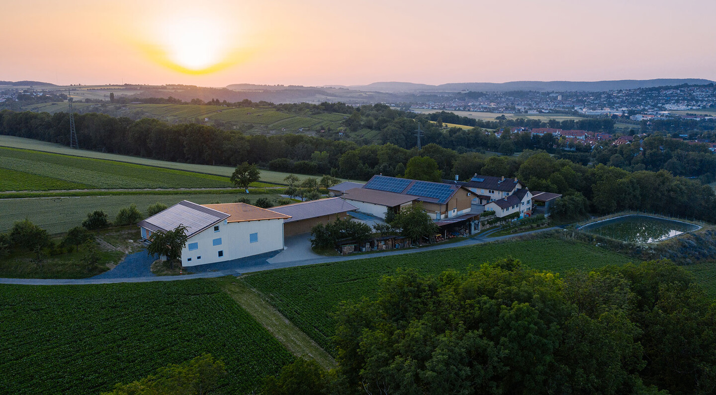 Zwischen Klimawandel, Schdlingsdruck und Preiskrise hlt der Kinzinger Berghof Kurs. Ein Familienbetrieb, der mit klarem Kopf und neuen Ideen Landwirtschaft lebt.