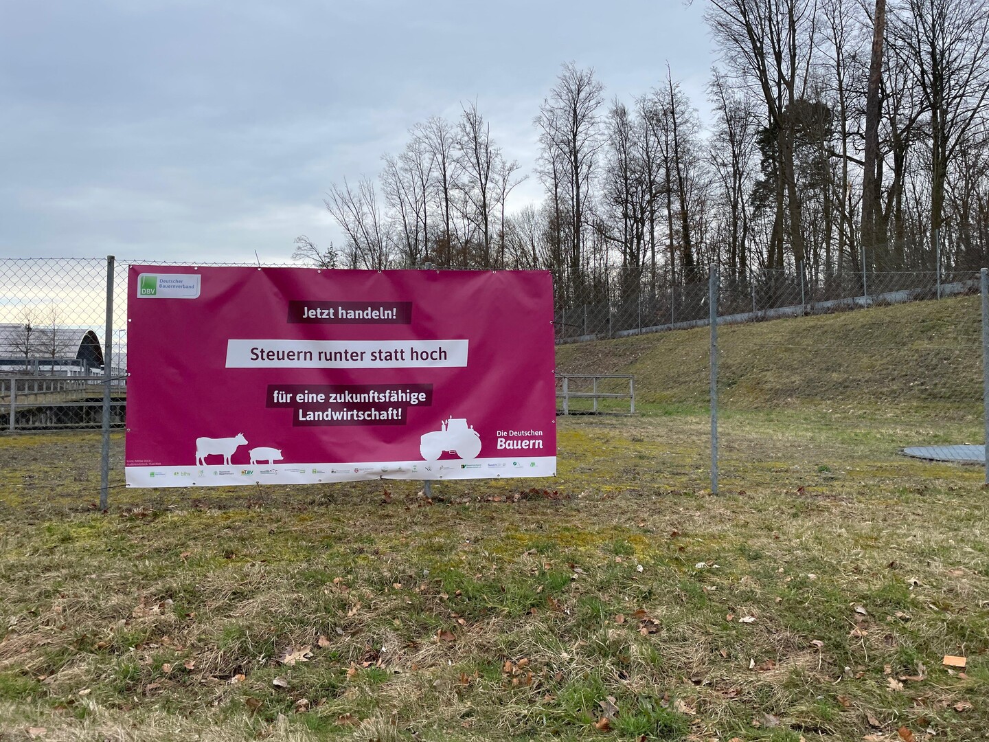 In ganz Baden-Wrttemberg sorgt die Plakatkampagne der Bauernverbnde fr Aufsehen.