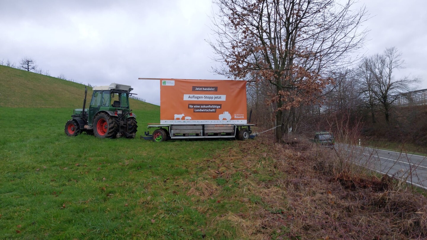 In ganz Baden-Wrttemberg sorgt die Plakatkampagne der Bauernverbnde fr Aufsehen, wie hier in Friedrichshafen.