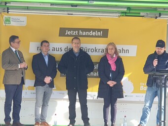 In ganz Baden-Wrttemberg sorgt die Plakatkampagne der Bauernverbnde fr Aufsehen, wie hier bei einer Kundgebung in Tauberbischoffsheim.